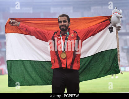 (180828) -- JAKARTA, Aug 28, 2018 (Xinhua) - Gold medallist Manjit Singh von Indien stellt für Fotos, die während der Preisverleihung nach der Männer 800 m-Finale der Leichtathletik am 18. asiatischen Spiele in Jakarta, Indonesien am 12.08.28., 2018. (Xinhua / Pan Yulong) Stockfoto