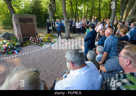 Ramstein-Miesenbach, Deutschland. 28 Aug, 2018. Opfern und Angehörigen der Opfer stehen 30 Jahre nach dem Unfall am Gedenkstein für die Ramstein Air Disaster. 1988, 70 Menschen starben, als drei Maschinen einer italienischen Kunstflugstaffel zusammengestossen und Geschwader ein brennendes Flugzeug stürzte in eine Menschenmenge. Credit: Oliver Dietze/dpa/Alamy leben Nachrichten Stockfoto