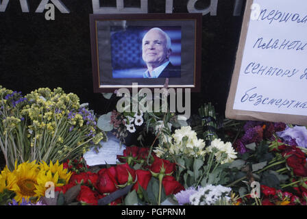 Kiew, Ukraine. 28 Aug, 2018. Blumen in Gedenken an Senator John Mccain gesehen, in der Nähe der US-Botschaft in Kiew, Ukraine, am 28. August 2018. Senator John Mccain, ein Fighter Pilot, verehrt Kriegsgefangenschaft und sowohl eine unabhängige Stimme in der Republikanischen Partei und seinen 2008 Präsidentenkandidat, im Alter von 81 am Samstag, den am 25. August. Credit: Serg Glovny/ZUMA Draht/Alamy leben Nachrichten Stockfoto