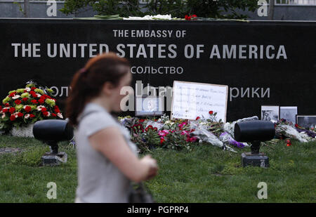 Kiew, Ukraine. 28 Aug, 2018. Blumen in Gedenken an Senator John Mccain gesehen, in der Nähe der US-Botschaft in Kiew, Ukraine, am 28. August 2018. Senator John Mccain, ein Fighter Pilot, verehrt Kriegsgefangenschaft und sowohl eine unabhängige Stimme in der Republikanischen Partei und seinen 2008 Präsidentenkandidat, im Alter von 81 am Samstag, den am 25. August. Credit: Serg Glovny/ZUMA Draht/Alamy leben Nachrichten Stockfoto