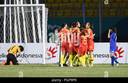 Palembang, Indonesien. 28 Aug, 2018. Spieler aus China feiern während der Frauen Fußball Halbfinale zwischen China und Taiwan Am 18. asiatischen Spiele in Palembang, Indonesien, Aug 28., 2018. Credit: Liu Ailun/Xinhua/Alamy leben Nachrichten Stockfoto