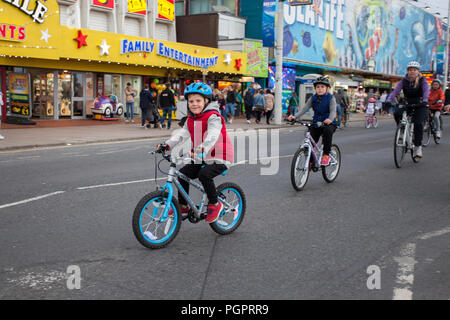 Blackpool, Lancashire, UK. 28 August, 2018. Die Lichter Lichter einschalten, eine jährliche am Meer, Ereignis, schließt der Promenade in Blackpool zu den gesamten Datenverkehr mit Ausnahme von Zyklen fahren. 2018 ist der 12. Jahrestag dieses Ereignisses, die populärer jedes Jahr erhält und wird von Tausenden von Menschen besucht. Wie auch immer die Chance, einen ersten Blick auf die illuminationen vor Einschalten, Radfahrer sind in der Lage, die Golden Mile zu genießen, während sie reiten auf der Promenade, ohne andere Fahrzeuge zu sorgen. Kredit; MediaWorldImages/Alamy leben Nachrichten Stockfoto