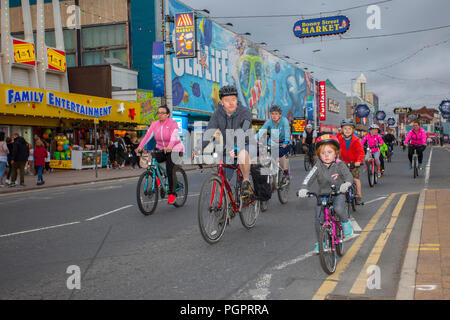 Blackpool, Lancashire, Großbritannien. August 2018. Ride the Lights Illuminations Switch On, ein jährliches Tourismusevent am Meer, das die Blackpool Promenade für alle Verkehrsteilnehmer außer Radfahren sperrt. 2018 ist der 12. Jahrestag dieser Veranstaltung, die jedes Jahr immer beliebter wird und an der Tausende von Menschen teilnehmen. Radfahrer haben nicht nur die Chance, einen ersten Blick auf die Illuminationen vor dem Einschalten zu werfen, sondern können auch die Golden Mile während der Fahrt auf der Promenade genießen, ohne sich um andere Fahrzeuge kümmern zu müssen. Stockfoto