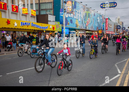 Blackpool, Lancashire, UK. 28 August, 2018. Die Lichter Lichter einschalten, eine jährliche am Meer, Ereignis, schließt der Promenade in Blackpool zu den gesamten Datenverkehr mit Ausnahme von Zyklen fahren. 2018 ist der 12. Jahrestag dieses Ereignisses, die populärer jedes Jahr erhält und wird von Tausenden von Menschen besucht. Wie auch immer die Chance, einen ersten Blick auf die illuminationen vor Einschalten, Radfahrer sind in der Lage, die Golden Mile zu genießen, während sie reiten auf der Promenade, ohne andere Fahrzeuge zu sorgen. Kredit; MediaWorldImages/Alamy leben Nachrichten Stockfoto