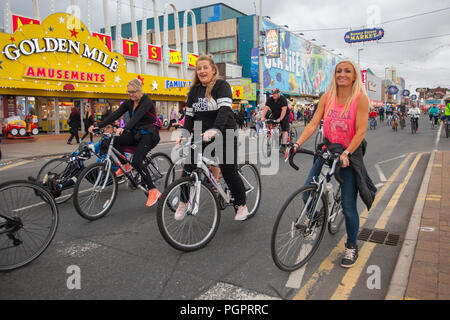 Blackpool, Lancashire, UK. 28 August, 2018. Die Lichter Lichter einschalten, eine jährliche am Meer, Ereignis, schließt der Promenade in Blackpool zu den gesamten Datenverkehr mit Ausnahme von Zyklen fahren. 2018 ist der 12. Jahrestag dieses Ereignisses, die populärer jedes Jahr erhält und wird von Tausenden von Menschen besucht. Wie auch immer die Chance, einen ersten Blick auf die illuminationen vor Einschalten, Radfahrer sind in der Lage, die Golden Mile zu genießen, während sie reiten auf der Promenade, ohne andere Fahrzeuge zu sorgen. Kredit; MediaWorldImages/Alamy leben Nachrichten Stockfoto