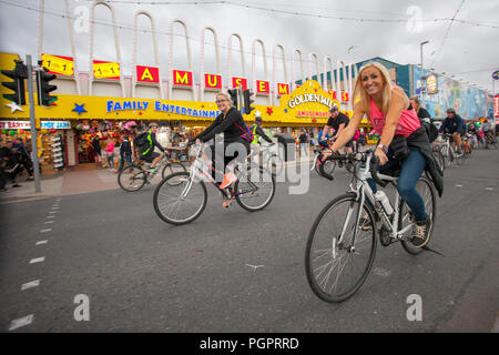 Blackpool, Lancashire, UK. 28 August, 2018. Die Lichter Lichter einschalten, eine jährliche am Meer, Ereignis, schließt der Promenade in Blackpool zu den gesamten Datenverkehr mit Ausnahme von Zyklen fahren. 2018 ist der 12. Jahrestag dieses Ereignisses, die populärer jedes Jahr erhält und wird von Tausenden von Menschen besucht. Wie auch immer die Chance, einen ersten Blick auf die illuminationen vor Einschalten, Radfahrer sind in der Lage, die Golden Mile zu genießen, während sie reiten auf der Promenade, ohne andere Fahrzeuge zu sorgen. Kredit; MediaWorldImages/Alamy leben Nachrichten Stockfoto
