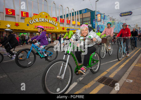 Blackpool, Lancashire, UK. 28 August, 2018. Die Lichter Lichter einschalten, eine jährliche am Meer, Ereignis, schließt der Promenade in Blackpool zu den gesamten Datenverkehr mit Ausnahme von Zyklen fahren. 2018 ist der 12. Jahrestag dieses Ereignisses, die populärer jedes Jahr erhält und wird von Tausenden von Menschen besucht. Wie auch immer die Chance, einen ersten Blick auf die illuminationen vor Einschalten, Radfahrer sind in der Lage, die Golden Mile zu genießen, während sie reiten auf der Promenade, ohne andere Fahrzeuge zu sorgen. Kredit; MediaWorldImages/Alamy leben Nachrichten Stockfoto