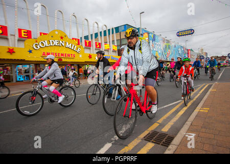 Blackpool, Lancashire, UK. 28 August, 2018. Die Lichter Lichter einschalten, eine jährliche am Meer, Ereignis, schließt der Promenade in Blackpool zu den gesamten Datenverkehr mit Ausnahme von Zyklen fahren. 2018 ist der 12. Jahrestag dieses Ereignisses, die populärer jedes Jahr erhält und wird von Tausenden von Menschen besucht. Wie auch immer die Chance, einen ersten Blick auf die illuminationen vor Einschalten, Radfahrer sind in der Lage, die Golden Mile zu genießen, während sie reiten auf der Promenade, ohne andere Fahrzeuge zu sorgen. Kredit; MediaWorldImages/Alamy leben Nachrichten Stockfoto