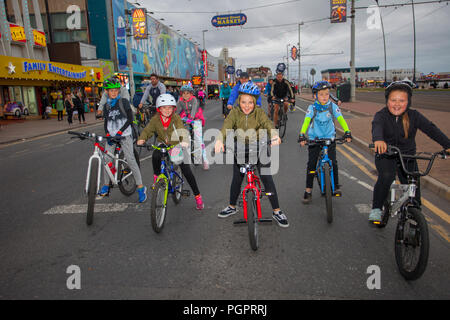 Blackpool, Lancashire, UK. 28 August, 2018. Die Lichter Lichter einschalten, eine jährliche am Meer, Ereignis, schließt der Promenade in Blackpool zu den gesamten Datenverkehr mit Ausnahme von Zyklen fahren. 2018 ist der 12. Jahrestag dieses Ereignisses, die populärer jedes Jahr erhält und wird von Tausenden von Menschen besucht. Wie auch immer die Chance, einen ersten Blick auf die illuminationen vor Einschalten, Radfahrer sind in der Lage, die Golden Mile zu genießen, während sie reiten auf der Promenade, ohne andere Fahrzeuge zu sorgen. Kredit; MediaWorldImages/Alamy leben Nachrichten Stockfoto
