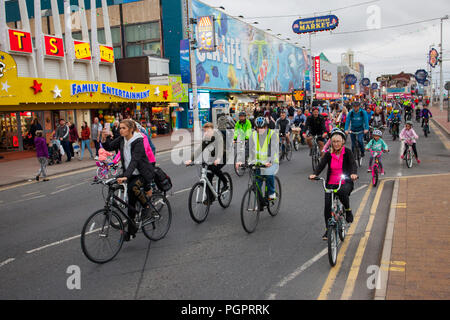 Blackpool, Lancashire, UK. 28 August, 2018. Die Lichter Lichter einschalten, eine jährliche am Meer, Ereignis, schließt der Promenade in Blackpool zu den gesamten Datenverkehr mit Ausnahme von Zyklen fahren. 2018 ist der 12. Jahrestag dieses Ereignisses, die populärer jedes Jahr erhält und wird von Tausenden von Menschen besucht. Wie auch immer die Chance, einen ersten Blick auf die illuminationen vor Einschalten, Radfahrer sind in der Lage, die Golden Mile zu genießen, während sie reiten auf der Promenade, ohne andere Fahrzeuge zu sorgen. Kredit; MediaWorldImages/Alamy leben Nachrichten Stockfoto