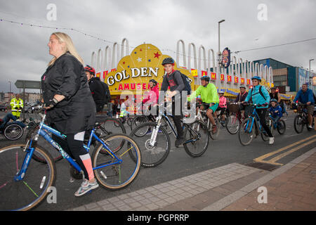 Blackpool, Lancashire, UK. 28 August, 2018. Die Lichter Lichter einschalten, eine jährliche am Meer, Ereignis, schließt der Promenade in Blackpool zu den gesamten Datenverkehr mit Ausnahme von Zyklen fahren. 2018 ist der 12. Jahrestag dieses Ereignisses, die populärer jedes Jahr erhält und wird von Tausenden von Menschen besucht. Wie auch immer die Chance, einen ersten Blick auf die illuminationen vor Einschalten, Radfahrer sind in der Lage, die Golden Mile zu genießen, während sie reiten auf der Promenade, ohne andere Fahrzeuge zu sorgen. Kredit; MediaWorldImages/Alamy leben Nachrichten Stockfoto