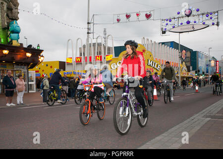 Blackpool, Lancashire, UK. 28 August, 2018. Die Lichter Lichter einschalten, eine jährliche am Meer, Ereignis, schließt der Promenade in Blackpool zu den gesamten Datenverkehr mit Ausnahme von Zyklen fahren. 2018 ist der 12. Jahrestag dieses Ereignisses, die populärer jedes Jahr erhält und wird von Tausenden von Menschen besucht. Wie auch immer die Chance, einen ersten Blick auf die illuminationen vor Einschalten, Radfahrer sind in der Lage, die Golden Mile zu genießen, während sie reiten auf der Promenade, ohne andere Fahrzeuge zu sorgen. Kredit; MediaWorldImages/Alamy leben Nachrichten Stockfoto