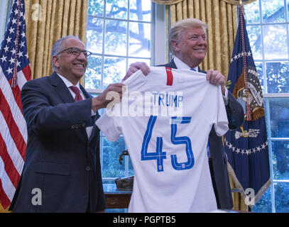 Washington, District of Columbia, USA. 28 Aug, 2018. Präsidenten der Vereinigten Staaten Donald J. Trumpf und US Fußball Präsident Carlos Cordeiro halten ein Fußball-Trikot im Oval Office des Weißen Hauses in Washington, DC am Dienstag, 28. August 2018. FIFA beschreibt sich selbst als einen internationalen Vorstand des Verein Fußball, Futsal und Beach-Soccer-Kredit: Ron Sachs/CNP/ZUMA Draht/Alamy leben Nachrichten Stockfoto