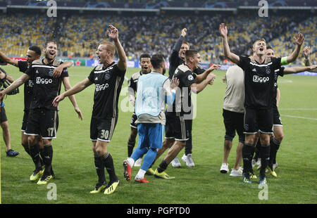 Kiew, Ukraine. 28 Aug, 2018. Ajax-Spieler feiern den Sieg in der UEFA Champions League Play-off, zweite Bein, Fußball Match zwischen dem FC Dynamo Kiew und Ajax Amsterdam, an der Olimpiyskiy Stadion in Kiew, Ukraine, am 28. August 2018. Credit: Serg Glovny/ZUMA Draht/Alamy leben Nachrichten Stockfoto