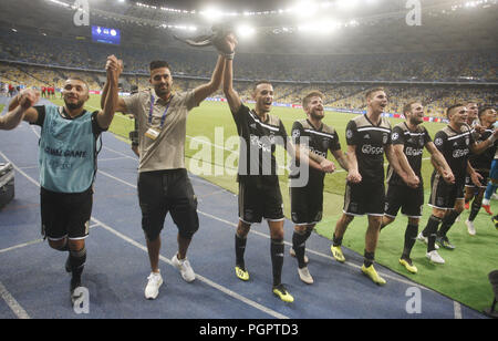 Kiew, Ukraine. 28 Aug, 2018. Ajax-Spieler feiern den Sieg in der UEFA Champions League Play-off, zweite Bein, Fußball Match zwischen dem FC Dynamo Kiew und Ajax Amsterdam, an der Olimpiyskiy Stadion in Kiew, Ukraine, am 28. August 2018. Credit: Serg Glovny/ZUMA Draht/Alamy leben Nachrichten Stockfoto