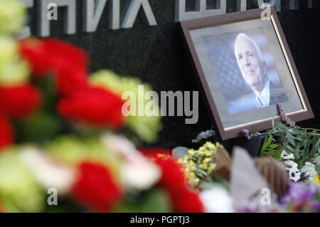 Kiew, Ukraine. 28 Aug, 2018. Blumen und ein Foto werden in Gedenken an Senator John McCain gesehen, in der Nähe der US-Botschaft in Kiew. Senator Mccain, Kampfpilot, verehrt Kriegsgefangenschaft und sowohl eine unabhängige Stimme in der Republikanischen Partei und seine Präsidentenkandidat 2008, im Alter von 81 am 25. August. Credit: Serg Glovny/ZUMA Draht/Alamy leben Nachrichten Stockfoto