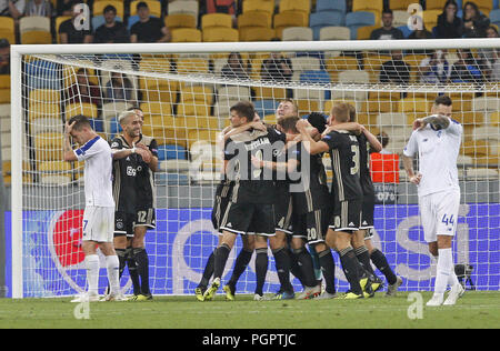 Kiew, Ukraine. 28 Aug, 2018. Ajax-Spieler feiern den Sieg in der UEFA Champions League Play-off, zweite Bein, Fußball Match zwischen dem FC Dynamo Kiew und Ajax Amsterdam, an der Olimpiyskiy Stadion in Kiew, Ukraine, am 28. August 2018. Credit: Serg Glovny/ZUMA Draht/Alamy leben Nachrichten Stockfoto