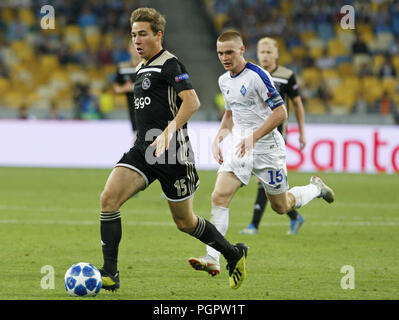 Kiew, Ukraine. 28 Aug, 2018. VIKTOR TSYGANKOV (R) von Dynamo und CAREL EITING (L) von Ajax in Action während der UEFA Champions League Play-off, zweite Bein, Fußball Match zwischen dem FC Dynamo Kiew und Ajax Amsterdam, an der Olimpiyskiy Stadion in Kiew, Ukraine, am 28. August 2018. Credit: Serg Glovny/ZUMA Draht/Alamy leben Nachrichten Stockfoto