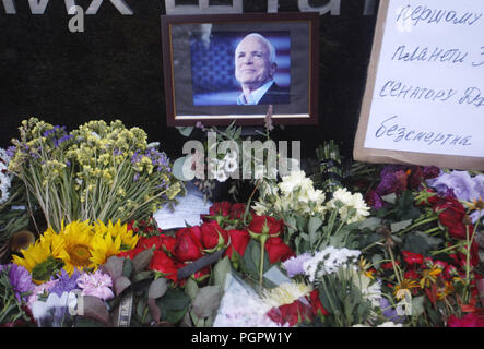 Kiew, Ukraine. 28 Aug, 2018. Blumen und ein Foto werden in Gedenken an Senator John McCain gesehen, in der Nähe der US-Botschaft in Kiew. Senator Mccain, Kampfpilot, verehrt Kriegsgefangenschaft und sowohl eine unabhängige Stimme in der Republikanischen Partei und seine Präsidentenkandidat 2008, im Alter von 81 starb am 25. August. Credit: Serg Glovny/ZUMA Draht/Alamy leben Nachrichten Stockfoto