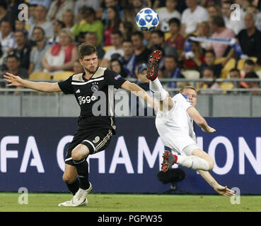 August 28, 2018 - mykyta Burda (R) von Dynamo Mias mit Klaas Jan Huntelaar (L) von Ajax während der UEFA Champions League Play Off, zweite Bein Fußball Match zwischen Ajax und Dynamo Kiew in Kiew, Ukraine, 28. August 2018. Credit: anatolii Stepanov/ZUMA Draht/Alamy leben Nachrichten Stockfoto