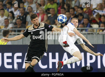 August 28, 2018 - mykyta Burda (R) von Dynamo Mias mit Klaas Jan Huntelaar (L) von Ajax während der UEFA Champions League Play Off, zweite Bein Fußball Match zwischen Ajax und Dynamo Kiew in Kiew, Ukraine, 28. August 2018. Credit: anatolii Stepanov/ZUMA Draht/Alamy leben Nachrichten Stockfoto