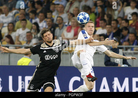 August 28, 2018 - mykyta Burda (R) von Dynamo Mias mit Klaas Jan Huntelaar (L) von Ajax während der UEFA Champions League Play Off, zweite Bein Fußball Match zwischen Ajax und Dynamo Kiew in Kiew, Ukraine, 28. August 2018. Credit: anatolii Stepanov/ZUMA Draht/Alamy leben Nachrichten Stockfoto