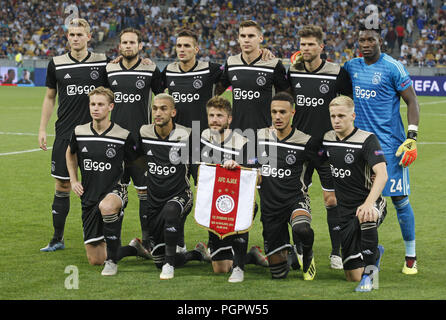 Kiew, Ukraine. 28 Aug, 2018. Ajax Amsterdam Spieler posieren für Fotos vor dem UEFA Champions League Play-off, zweite Bein, Fußball Match zwischen dem FC Dynamo Kiew und Ajax Amsterdam, an der Olimpiyskiy Stadion in Kiew, Ukraine, am 28. August 2018. Credit: Serg Glovny/ZUMA Draht/Alamy leben Nachrichten Stockfoto