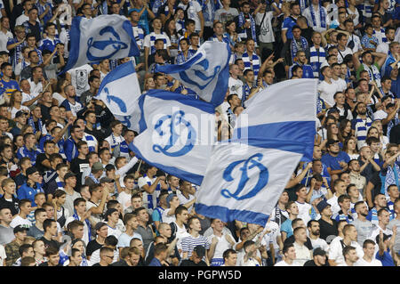 Kiew, Ukraine. 28 Aug, 2018. Dynamo Kiew fans Wellen Flaggen während der UEFA Champions League Play-off, zweite Bein, Fußball Match zwischen dem FC Dynamo Kiew und Ajax Amsterdam, an der Olimpiyskiy Stadion in Kiew, Ukraine, am 28. August 2018. Credit: Serg Glovny/ZUMA Draht/Alamy leben Nachrichten Stockfoto