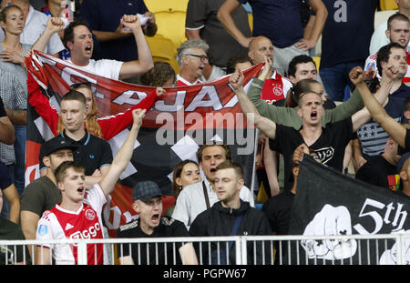 Kiew, Ukraine. 28 Aug, 2018. Ajax Amsterdam fans Reagieren während der UEFA Champions League Play-off, zweite Bein, Fußball Match zwischen dem FC Dynamo Kiew und Ajax Amsterdam, an der Olimpiyskiy Stadion in Kiew, Ukraine, am 28. August 2018. Credit: Serg Glovny/ZUMA Draht/Alamy leben Nachrichten Stockfoto