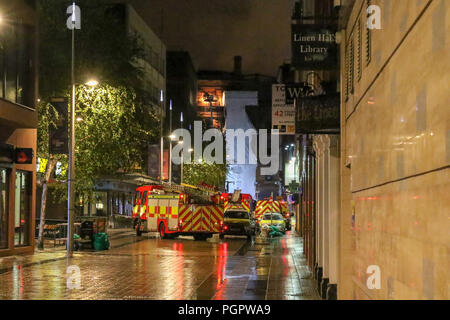 Primark store, Bank Gebäude, Belfast, Nordirland. 28. August 2018. Belfast hat durch die zerstörerischen Feuer, das den Primark store in Belfast heimgesucht hat geschaukelt worden. Das Gebäude - die Bank Gebäude - ist ein Wahrzeichen der Stadt im Jahr 1785 gebaut. Der Laden war nahe dem Ende einer £ 30 m Erneuerung/Erweiterung, wenn Feuer brach um 11:00 Uhr (CEST). 15 Appliances nahmen an der katastrophalen Brand mit Wasser aus dem Fluss Lagan gepumpt werden (1 km entfernt), die Flamme zu kämpfen. o Credit: David Hunter/Alamy leben Nachrichten Stockfoto