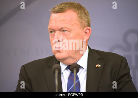 Kopenhagen, Dänemark. 28. Aug 2018. Der dänische Ministerpräsident Lars Lokke Rasmussen, in der Pressekonferenz mit dem Präsidenten von Frankreich, Emmanuel Längestrich, Kopenhagen, Dänemark. Credit: davut Colak/Alamy leben Nachrichten Stockfoto