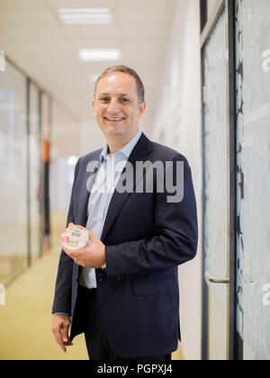 Düsseldorf, Deutschland. 27 Aug, 2018. Markus Mühleisen, Leiter der Arla Foods Deutschland aus Dänemark, hält einen Joghurt in der Hand. (Auf dpa' Abschied von Zucker: ein schwieriger Balanceakt" Gutschrift): Rolf Vennenbernd/dpa/Alamy leben Nachrichten Stockfoto