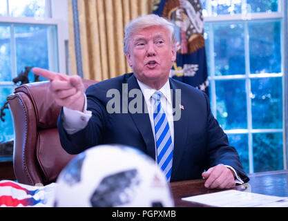 Präsidenten der Vereinigten Staaten Donald J. Trumpf, macht Bemerkungen als trifft er sich mit Gianni Infantino, Links, Präsident der Fédération Internationale de Football Association (FIFA) im Oval Office des Weißen Hauses in Washington, DC am Dienstag, 28. August 2018. FIFA beschreibt sich selbst als einen internationalen Vorstand des Verein Fußball, Futsal und Beach-Soccer. Credit: Ron Sachs/CNP/MediaPunch Stockfoto