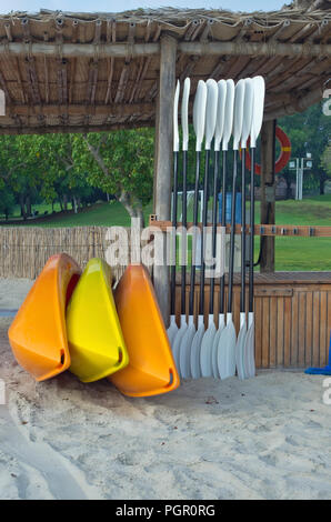 Kunststoff Masse Produkte Kajaks in verschiedenen Farben sind auf dem Meer Strand gemietet. Heißen morgen Dubai gedreht Stockfoto