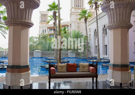 Dubai, Vereinigte Arabische Emirate - Juni 30., 2018. Die Zimmer des 5-Sterne Hotel Madinat Jumeirah sind auf den Pool mit Meerwasser. Die Reso Stockfoto