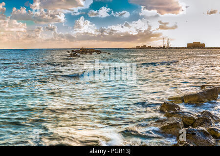 Blick auf den Hafen und die mittelalterliche Burg in Paphos, Zypern. Stockfoto