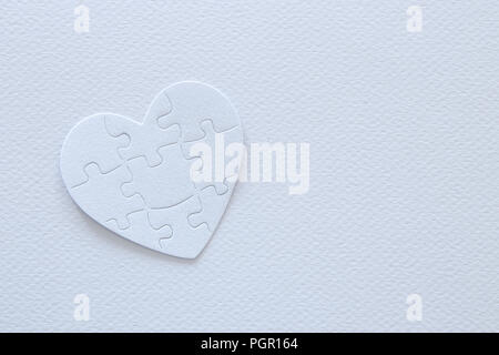 Ansicht von oben Bild von Papier weiß Herz Puzzle. Health Care, Spenden, World Heart Day und Weltgesundheitstag Konzept Stockfoto