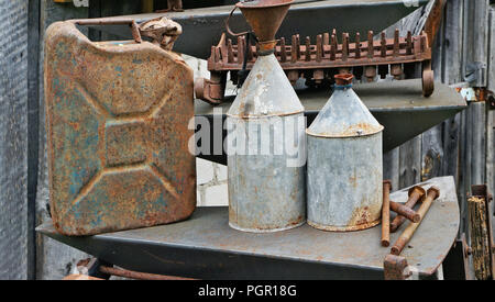 Alten rostigen vintage Dosen aus Metall für Kerosin und Benzin in der Nähe des Dorfes Scheune Stockfoto