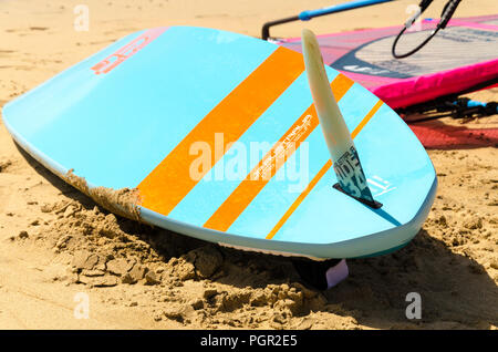 Sotavento Beach, Fuerteventura, Kanarische Inseln, Spanien: 15. Mai 2018. Windsurfen board im Sand am Strand Sotavento Stockfoto