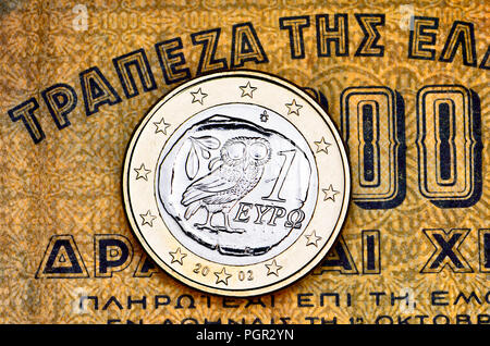 Griechische 1-Euro-Münze auf einem 1941 1000 Drachmen griechische Banknote Stockfoto