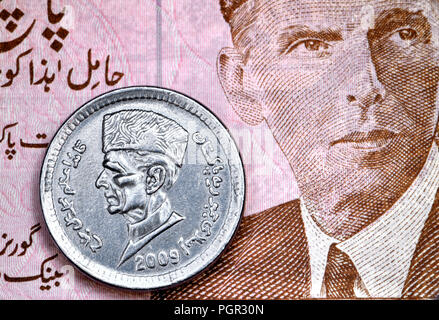 Pakistan 1 Rupie Münze (2009) auf 5 Rupie Banknote, sowohl mit der Kopf von Muhammad Ali Jinnah (1876-1948) Gründer von Pakistan Stockfoto