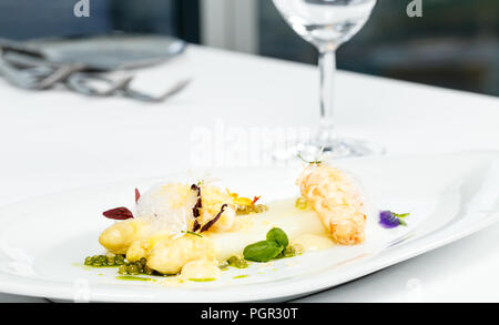 Pouched weißer Spargel mit Langustinen Stockfoto