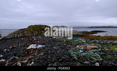 Kunststoff Flaschen, Dosen und Behälter an der schönen Küste von carbost auf der Isle of Skye verursacht Wasserverschmutzung und die Umwelt Stockfoto