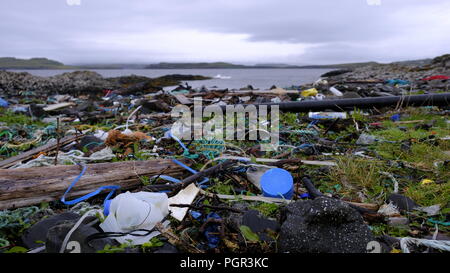 Kunststoff Flaschen, Dosen und Behälter an der schönen Küste von carbost auf der Isle of Skye verursacht Wasserverschmutzung und die Umwelt Stockfoto