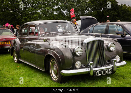 Großbritannien, England, Cheshire, Stockport, Woodsmoor Car Show, Classic 1960 Bentley S2 Saloon Car auf der Anzeige Stockfoto