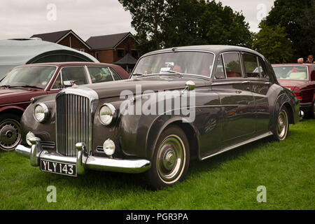 Großbritannien, England, Cheshire, Stockport, Woodsmoor Car Show, Classic 1960 Bentley S2 Saloon Car auf der Anzeige Stockfoto