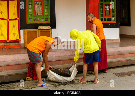 SIKKIM, INDIEN - Mar 13, 2017: Unbekannter Indische Männer setzen die Erde in das Stück von Kleidung. Stockfoto