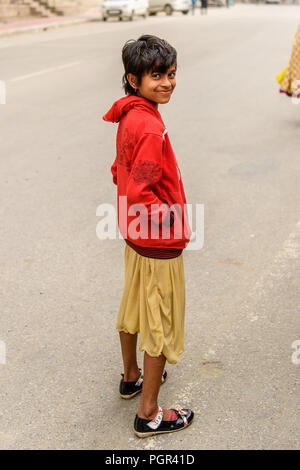 SIKKIM, INDIEN - Mar 13, 2017: Unbekannter indische Mädchen im roten Mantel und Senf shorts lächelt. Stockfoto