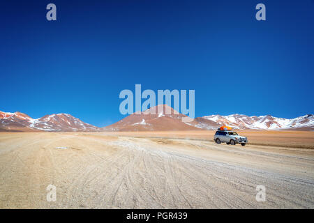 4x4 Auto auf der Straße, in Sud Lipez Bolivien, Adventure Travel Concept Stockfoto