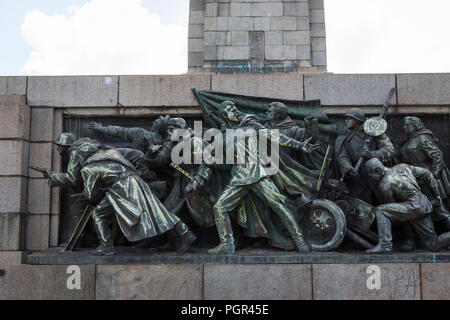 Denkmal in Sofia, das die Befreiung Bulgariens durch die russische Sowjetarmee im Jahr 1944 darstellt und mit Farbe überzogen ist Stockfoto